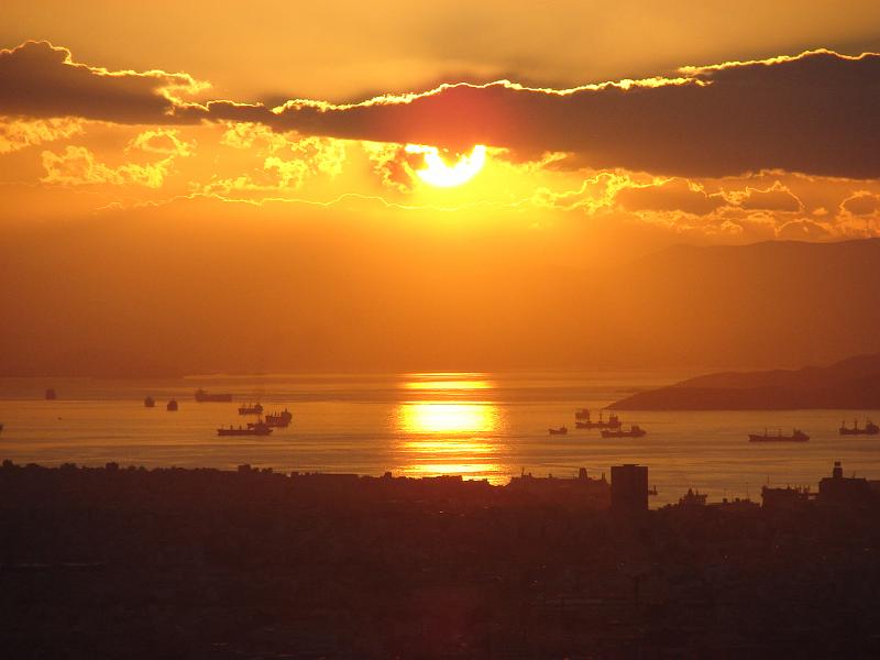 DSC03071.JPG - Sonnenuntergang im Piräus Hafen (vom Lykavittos Hügel aus)