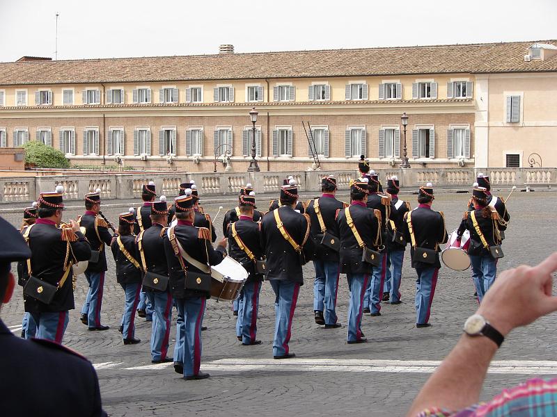 DSC02693.JPG -  Wachablöse vor dem Quirinal 