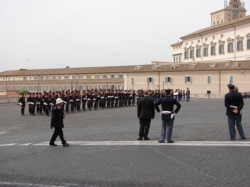 DSC02694.JPG -  Wachablöse vor dem Quirinal 