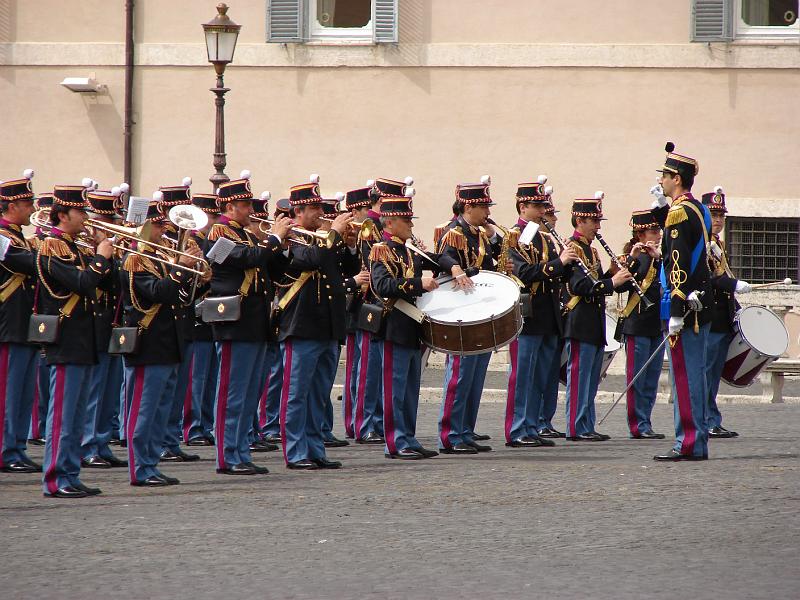 DSC02695.JPG -  Wachablöse vor dem Quirinal 