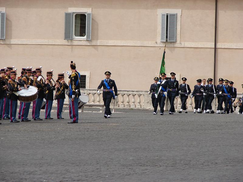 DSC02696.JPG -  Wachablöse vor dem Quirinal 