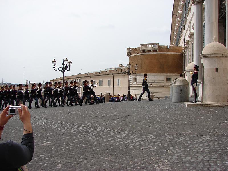 DSC02697.JPG -  Wachablöse vor dem Quirinal 
